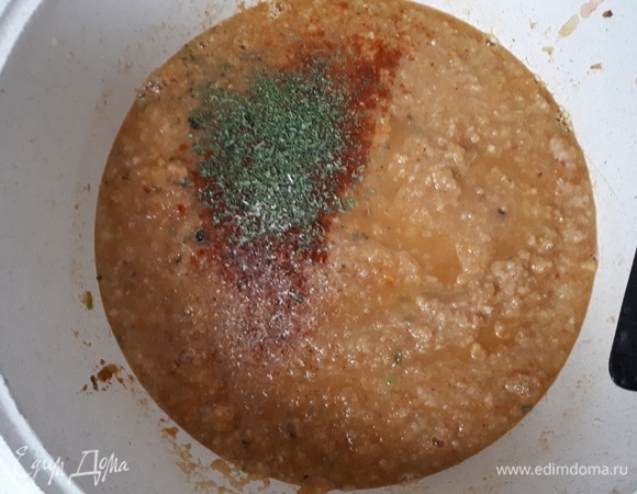 Вылейте получившуюся массу (овощи и креветки) в кастрюлю, добавьте специи и доведите до кипения.