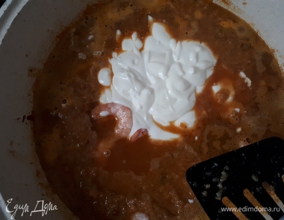 Влейте сливки и добавьте оставшиеся креветки. Хорошо перемешайте, доведите до кипения и снимите с огня.