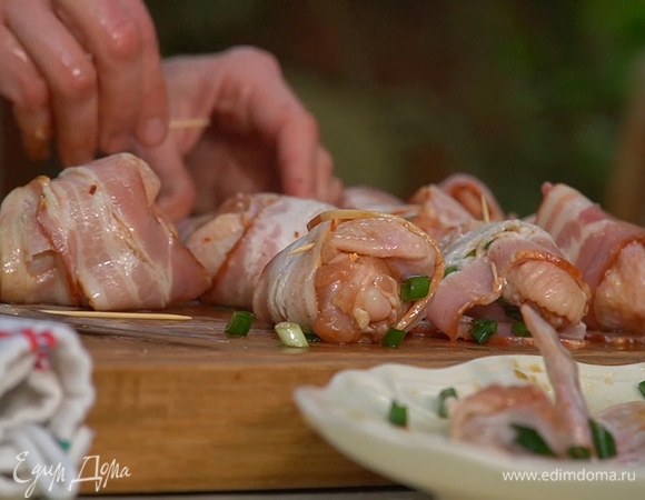 Каждое крылышко завернуть в полоску бекона и скрепить зубочисткой. Маринад сохранить, он пригодится при жарке.