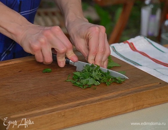 Петрушку мелко порубить.