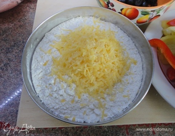 Муку, соль и натертый сыр смешать.