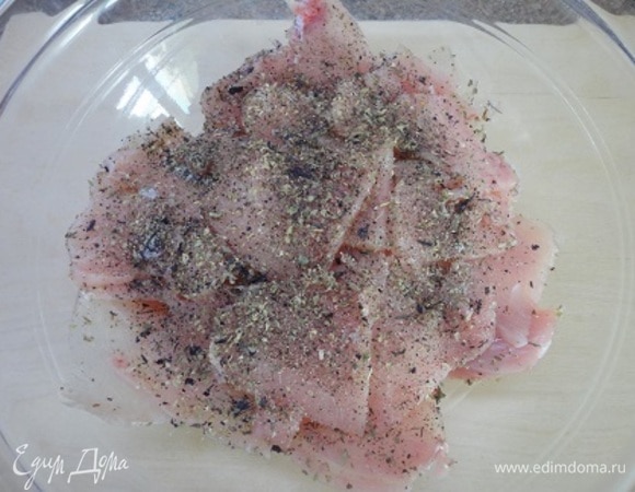 Куриные грудки нарезать поперек волокон на тонкие пластины. Посыпать специями и солью. Перемешать.