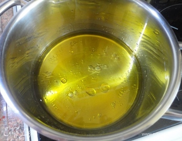 Масло налить в кастрюлю с водой, довести до кипения.