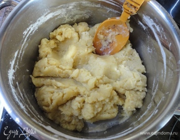 Добавить муку, пармезан и соль. Быстро снять с огня. Замесить тесто деревянной ложкой. Затем охладить, чтобы можно было брать руками, быстро переложить на поверхность, посыпанную мукой, замесить. Тесто Hot water crust нужно использовать, пока оно теплое и эластичное.