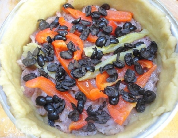 Положить половину курицы в один слой на дно. Накрыть слоем половины перцев. Затем посыпать оливками.