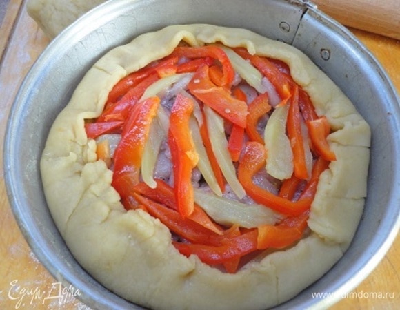 Накрыть новым слоем курицы и перца. Высокие бортики завернуть на начинку.