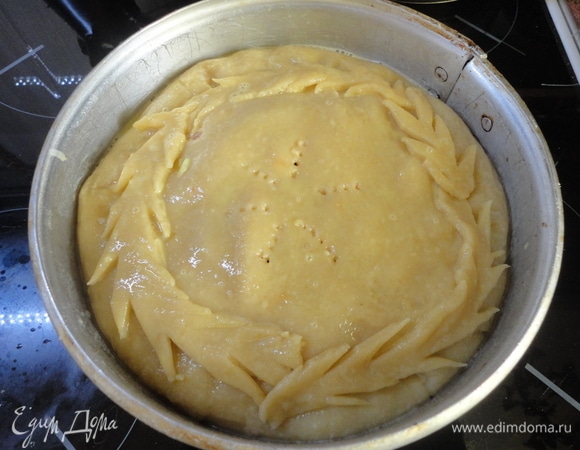 Раскатать оставшееся тесто под размер открытого верха. Накрыть им пирог и защипнуть края. Сделать в середине проколы. Смазать пирог взбитым яйцом.