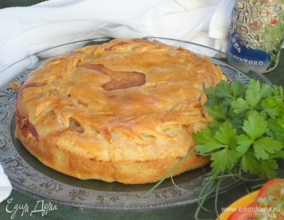 Запекать 15 минут при температуре 200°C, затем снизить температуру до 180°C и запекать 50–55 минут, накрыв фольгой, если верх начнет подгорать.