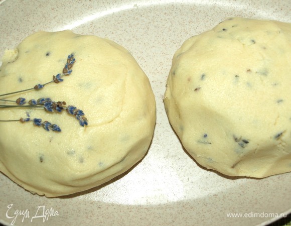 Собрать тесто, сдавливая его руками, пока оно не станет однородным. Тесто собираем, мягко сдавливая пальцами, а не вымешиваем, как хлебное тесто.