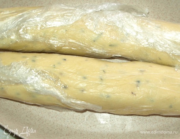 Тесто разделить пополам. Скатать две колбаски, завернуть в пищевую пленку и отправить в холодильник на 1 час, чтоб тесто затвердело. Я готовила тесто с вечера, а утром к завтраку приготовила ароматное печенье.