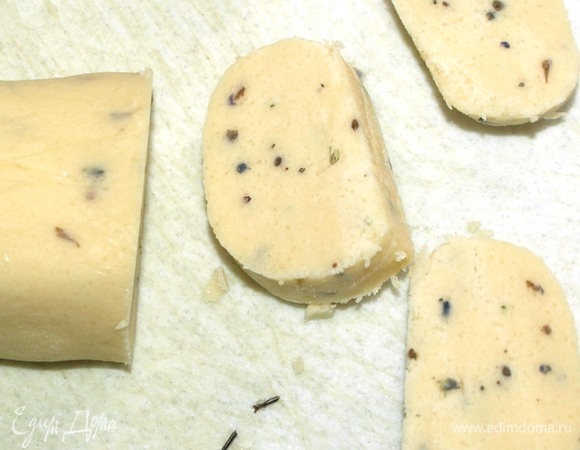 Духовку разогреть до 160–170°C. Тесто достать из холодильника и нарезать на кружочки. Кружочки режем не меньше 1,5 см.