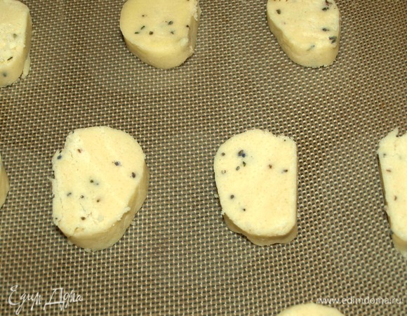 Отправляем печенье на противень, выстеленный пекарской бумагой или силиконовым ковриком. Выпекаем печенье примерно 15–20 минут, пока оно не станет золотисто-коричневым по краям. Главное, печенье не передержать в духовке. Ориентироваться лучше по своей духовке.