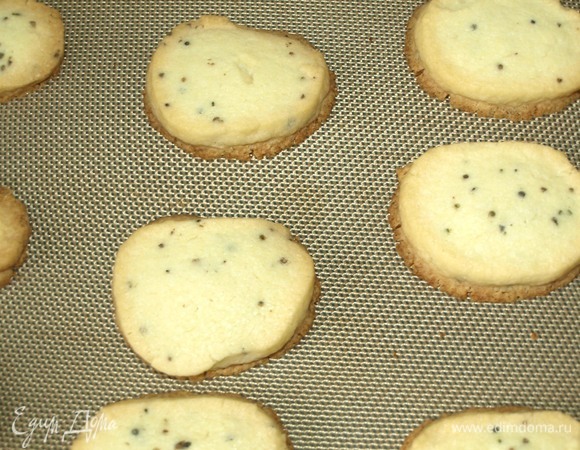 Достать печенье из духовки, оставить на противне на 5 минут. Затем аккуратно снять шпателем и выложить на решетку до полного остывания.