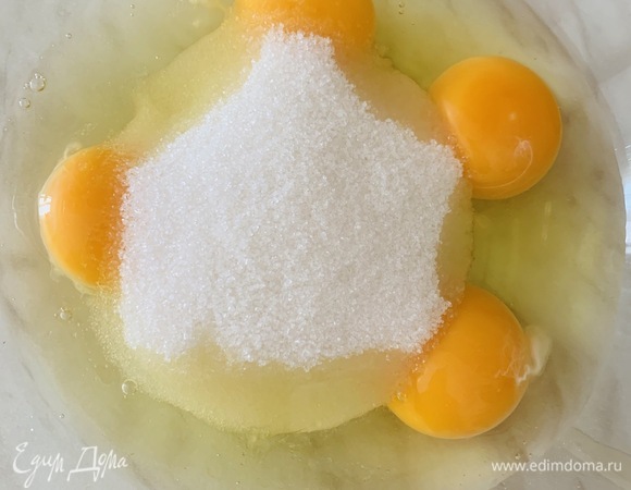 Взбиваем яйца и 100 г сахара до плотной густой пены.