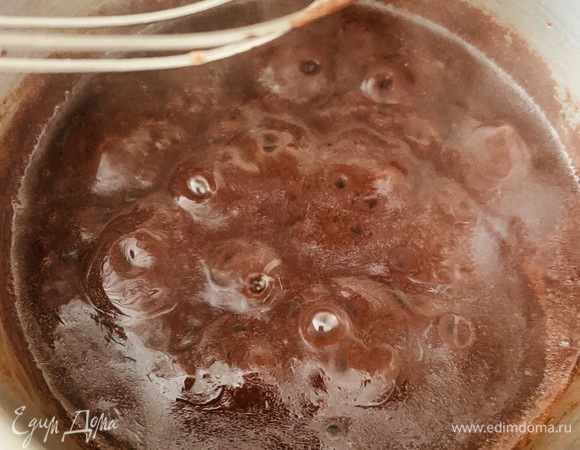 Пока взбиваются яйца, готовим остальную часть теста. В ковшике смешиваем какао, оставшуюся часть сахара, масло, воду. Ставим на средний огонь и при постоянном перемешивании доводим до однородности. И, как только масса закипит, снимаем с огня.