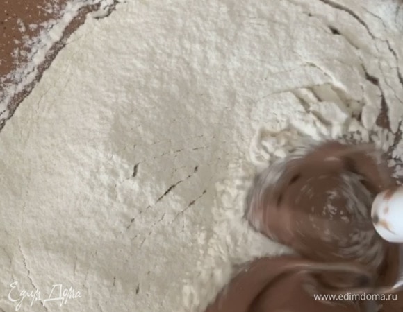 Как только смесь станет однородной, добавляем муку с разрыхлителем и на средней скорости миксера еще немого взбиваем.