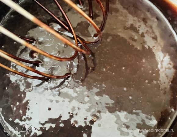 Варим на среднем огне, постоянно перемешивая, до образования густой массы. Как только вскипит, снимаем с плиты.