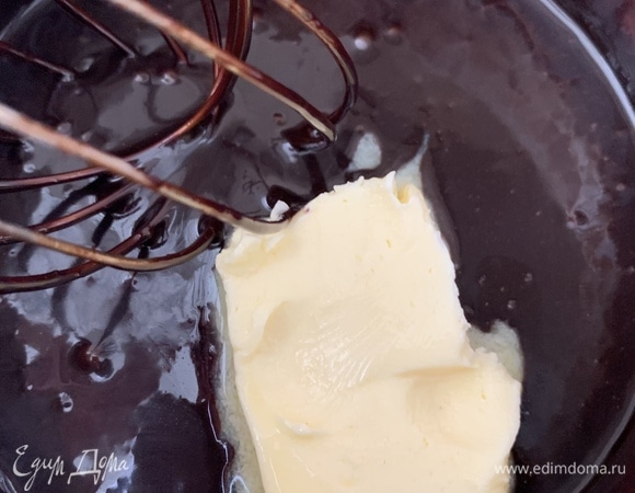 В шоколадную массу добавляем сливочное масло комнатной температуры и перемешиваем до полного растворения масла.
