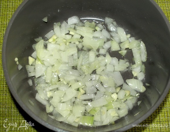 Лук и чеснок очистить. Лук нарезать, чеснок порубить. В разогретом растительном масле обжариваем лук и чеснок до прозрачности лука.