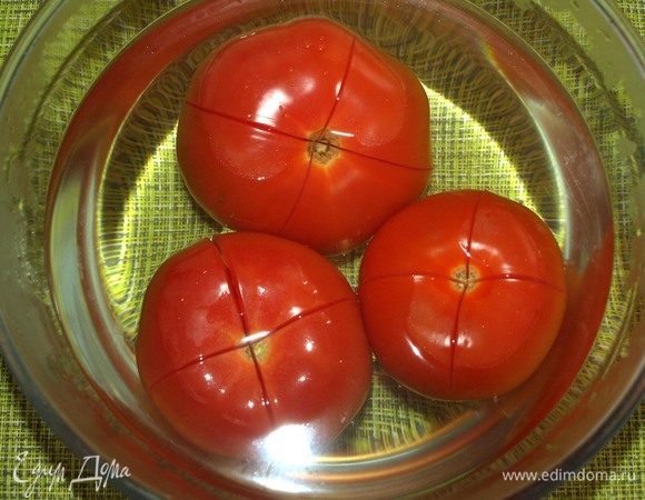 Помидоры бланшировать. Снять кожуру. Мелко нарезать.