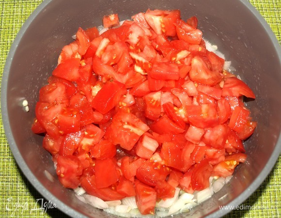 Добавляем помидоры в сотейник к луку. Закрываем крышкой и томим 10 минут, иногда помешивая.