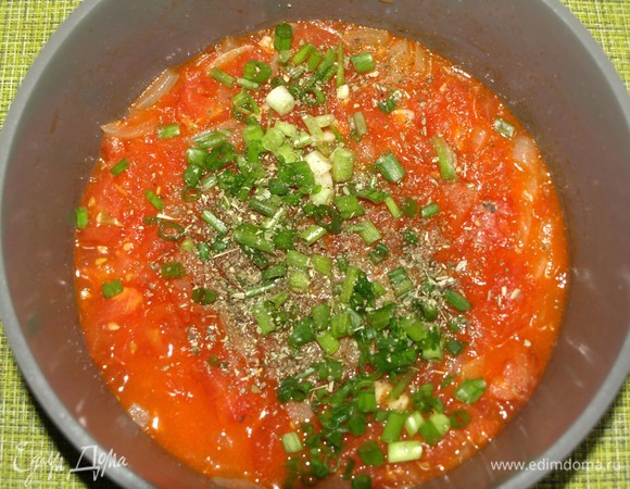 Когда помидоры пустят сок, то добавить соль, перец, зеленый лук и майоран. Все хорошо перемешать, добавить воду и лавровый лист. Довести до кипения и проварить 10 минут.