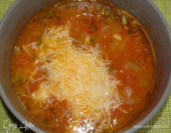 Снять с огня, удалить лавровый лист. Добавить 30 г пекорино.