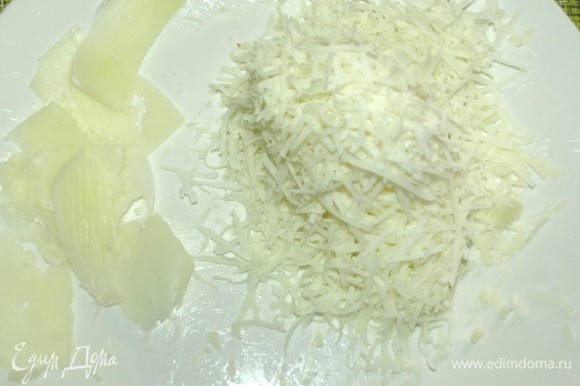 Сыр натереть на мелкой терке. Часть сыра нарезать тонкими пластинками (по желанию).