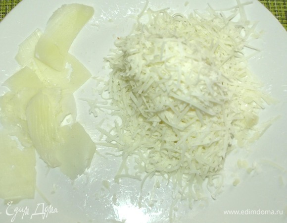 Сыр натереть на мелкой терке. Часть сыра нарезать тонкими пластинками (по желанию).