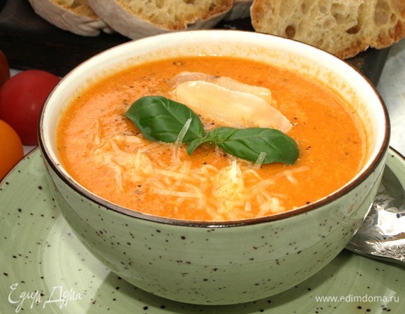 Суп готов. Подаем, посыпав сыром и зеленым базиликом.