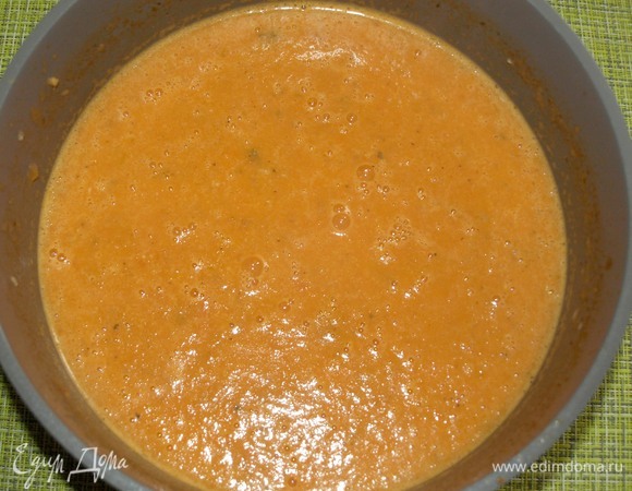 Измельчить погружным блендером. Если необходимо, то отрегулировать соль и перец по вкусу.