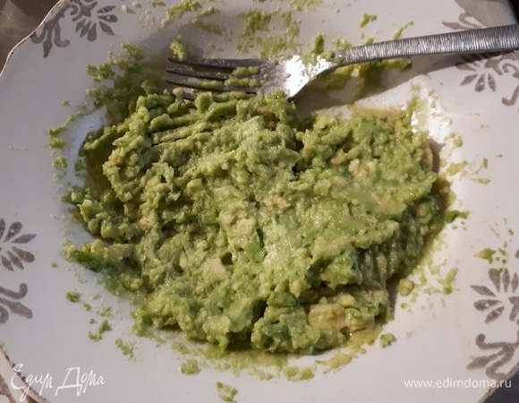 Разомните авокадо вилкой, добавьте оливковое масло, лимонный сок (много не надо, иначе он перебьет вкус авокадо), посолите по вкусу и перемешайте.