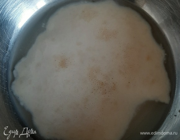 В теплую воду (примерно 40°C) добавляем дрожжи и сахар и оставляем на 10 минут, пока дрожжи не поднимутся шапкой.