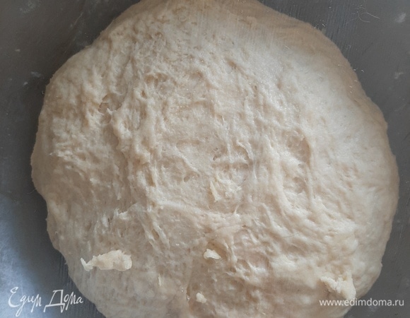 Смешиваем муку и соль, добавляем дрожжи и растительное масло, замешиваем тесто. Тесто нужно хорошо вымесить, чтобы получился плотный гладкий шарик, кладем тесто в миску, накрываем пленкой или полотенцем и убираем в теплое место на 1 час.