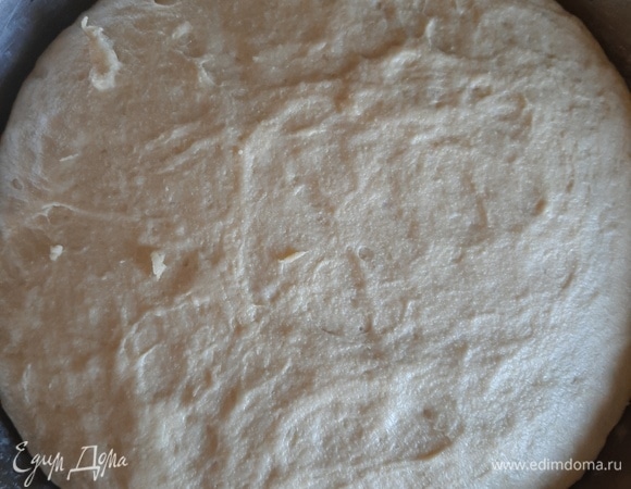 Через час тесто увеличится в объеме минимум в 2 раза, обминаем тесто, формируем хлеб, кладем в форму, накрываем полотенцем и убираем для расстойки в теплое место на 1 час.