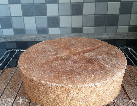 Через час, когда хлеб поднимется и увеличится вдвое, ставим его в разогретую до 200°С духовку на 30–40 минут. После того как достанем хлеб из духовки, накрываем полотенцем и даем отдохнуть минут 20. Приятного аппетита.