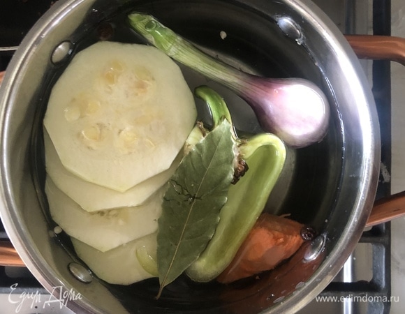 Кабачок, лук, болгарский перец, морковь, лавровый лист, душистый перец горошком залить холодной водой, довести до кипения, убавить огонь и варить 40 минут.