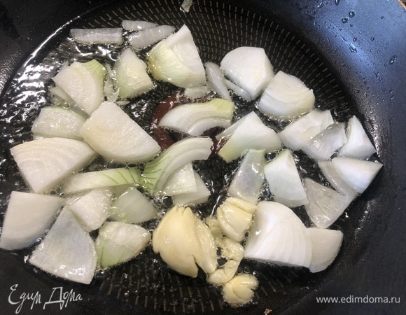 Раздавить чеснок, крупно нарезать лук, обжарить до золотистого цвета в оливковом масле, посолить, поперчить.