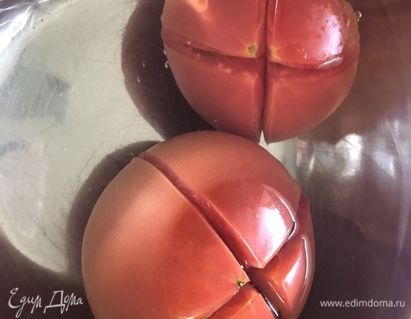 На помидорах сделать надрезы, залить кипятком на 10 минут, снять кожицу, крупно нарезать.