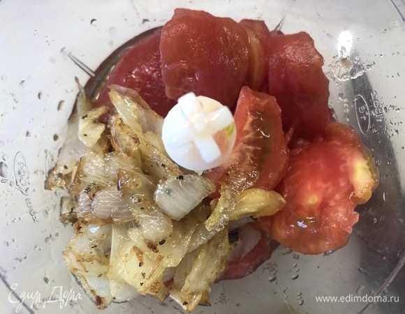 Лук с чесноком, помидор и часть бульона пробить в комбайне.