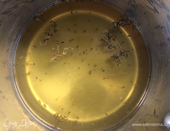 Процедить бульон, добавить щепотку зиры и овощную смесь из блендера. Довести до кипения, выключить, посолить, поперчить.