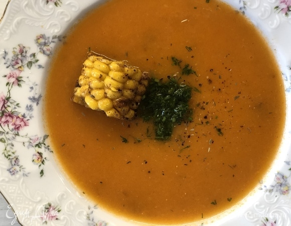 У меня был качан сваренной кукурузы, который я нарезал и обжарил в сливочном масле с чесноком, для украшения супа. Добавьте мелко нарезанный укроп. Приятного аппетита.