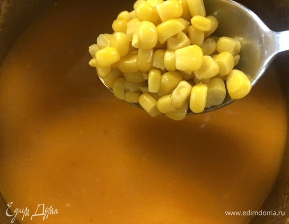 Добавить консервированную кукурузу.
