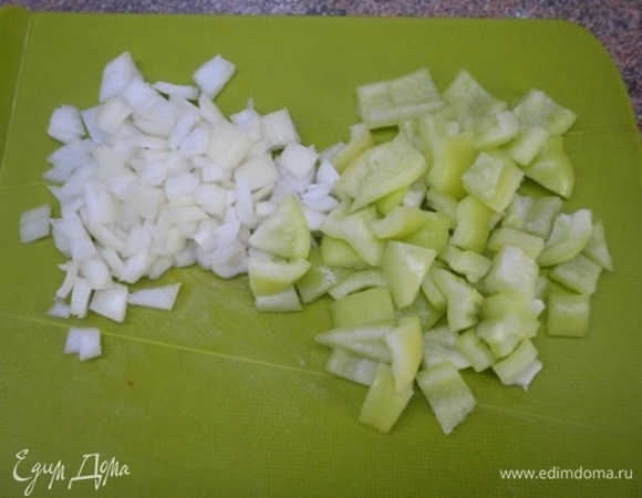 Лук и перец нарезать кубиками. Помидор очистить от кожицы и также нарезать кубиками. Мясо нарезать кусочками.