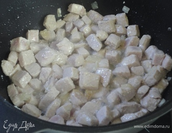 Добавить к луку мясо и тушить все вместе, помешивая, пока мясо полностью не изменит цвет.