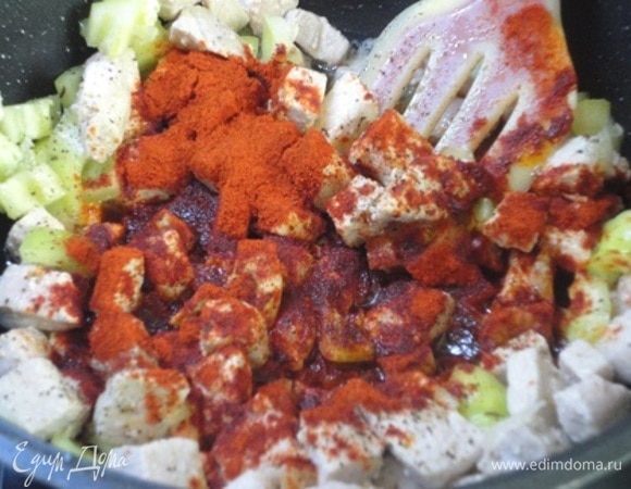 Добавить болгарский перец. Снять мясо на минуту с огня. Это делается перед добавлением паприки. Важно следить, чтобы паприка не подгорела, ведь она тогда придаст блюду горечь. Добавьте тмин и паприку, хорошо перемешайте, чтобы она хорошо прогрелась от тепла стенок посуды и продуктов, которые уже тушились или жарились. Паприка лучше раскрывает свой аромат при «нежном» нагревании.