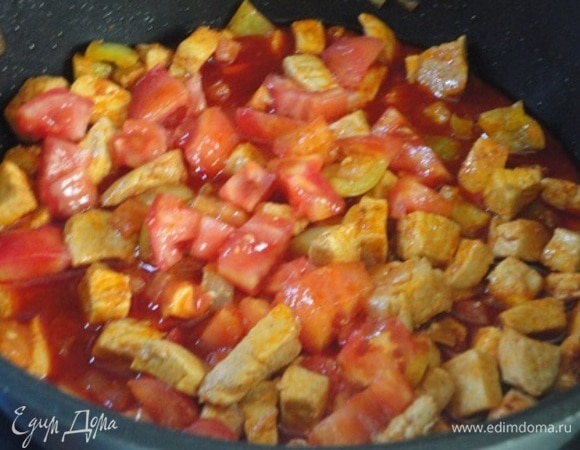 Добавьте помидор, соль по вкусу и долейте столько воды, чтобы мясо было покрыто полностью. Поставьте кастрюлю с мясом на средний огонь, доведите до кипения, убавьте огонь до минимума и тушите, неплотно прикрыв крышкой, примерно 1,5–2 часа, периодически перемешивая. Большинство жидкости должно испариться, а мясо должно быть очень мягким.