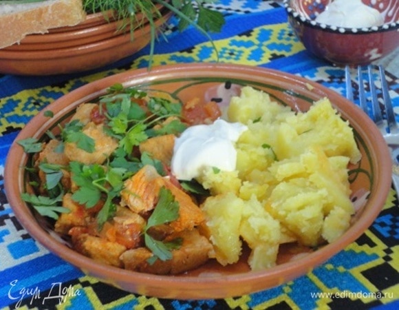 Подавать с картофелем, сметаной и обязательно со свежей зеленью петрушки, ведь это любимая зелень венгров.