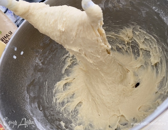 Тесто будет слегка липким. Переложить тесто в чашку, смазанную маслом, накрыть и оставить в теплым месте на час. Тесто увеличится вдвое. Подпылить рабочую поверхность мукой. Раскатать тесто до толщины 1–1,5 см. Вырезать заготовки для пончиков. Можно использовать высечки для теста разного диаметра.