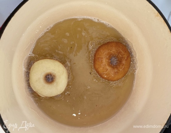 В кастрюлю налить масло на 2,5 см. Нагреть примерно до 180°C. Аккуратно закидывать по одному пончику. Они мгновенно надуваются, переворачиваем пару раз. Выкладываем на бумажные полотенца. Пончики будут очень вкусные и легкие. Когда они остынут, их можно глазировать. Я использовала готовую глазурь из пачки. Также можно покрыть шоколадом или ганашем.